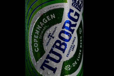 Tuborg birasının üzerindeki su damlacıkları siyaha izole edilmiş. Bükreş, Romanya, 2020