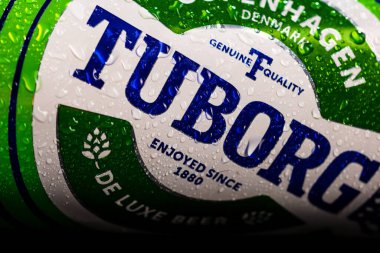 Tuborg birasının üzerindeki su damlacıkları siyaha izole edilmiş. Bükreş, Romanya, 2020