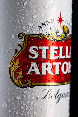 Stella Artois birasının üzerindeki su damlacıkları siyaha izole edilmiş. Bükreş, Romanya, 2020