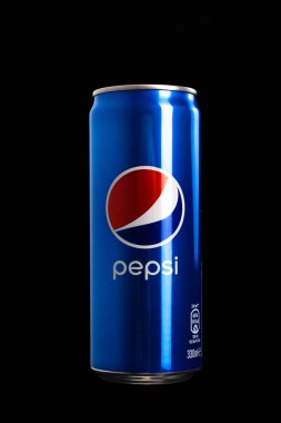 Siyah arka planda klasik Pepsi kutusunun editör fotoğrafı. Stüdyo çekimi Bükreş, Romanya, 2021