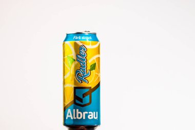 Rumen bira fabrikasından Albrau Radler Birası tecrit edildi. Bükreş, Romanya 'daki bira kutusunun ayrıntılı fotoğrafı, 2020