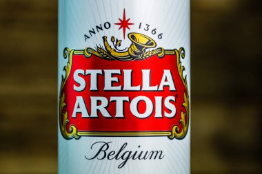 Harika Belçika birası, Stella Artois. Belçika birası birası kutusu. Romanya, Bükreş 'te stüdyo fotoğraf çekimi, 2020