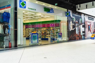 Bükreş, Romanya 'daki süpermarkette ödeme yapmak için sırada bekleyen insanlar, 2022