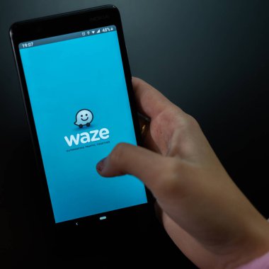 Akıllı telefon kullanan bir kadın. Akıllı telefondan uygulamalar. Bükreş, Romanya, 2022