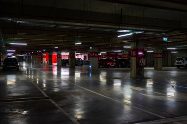 Otoparkın içinde park edilmiş birkaç araba var. Bükreş, Romanya 'daki yeraltı otoparkı, 2021