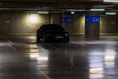Otoparkın içinde park edilmiş birkaç araba var. Bükreş, Romanya 'daki yeraltı otoparkı, 2021