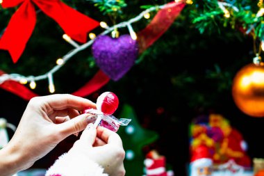 Noel ağacının altındaki şekerler. Bükreş, Romanya 'da Noel süslemeleri konsepti, 2022