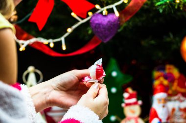 Noel ağacının altındaki şekerler. Bükreş, Romanya 'da Noel süslemeleri konsepti, 2022