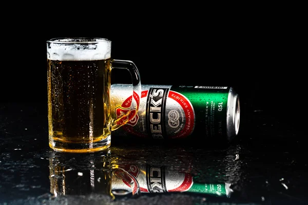 Dose Beck Oder Becks Bier Und Bierglas Auf Dunklem Hintergrund — Stockfoto