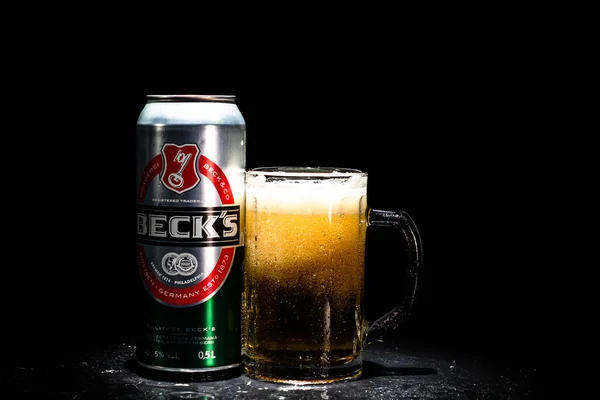 Uma Lata Cerveja Beck Becks Copo Cerveja Fundo Escuro Fotografia — Fotografia de Stock