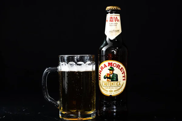 Μπύρα Μπίρα Μορέτι Και Ποτήρι Μπύρας Σκούρο Φόντο Ενδεικτική Φωτογραφία — Φωτογραφία Αρχείου