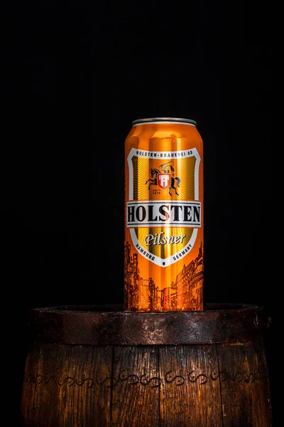 Canette Bière Holsten Sur Tonneau Bière Avec Fond Sombre Photo — Photo
