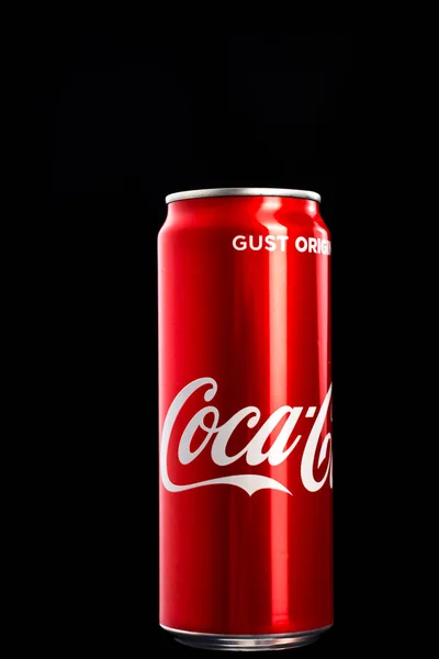 Редакционная Фотография Классической Банки Coca Cola Черном Фоне Студия Бухаресте — стоковое фото