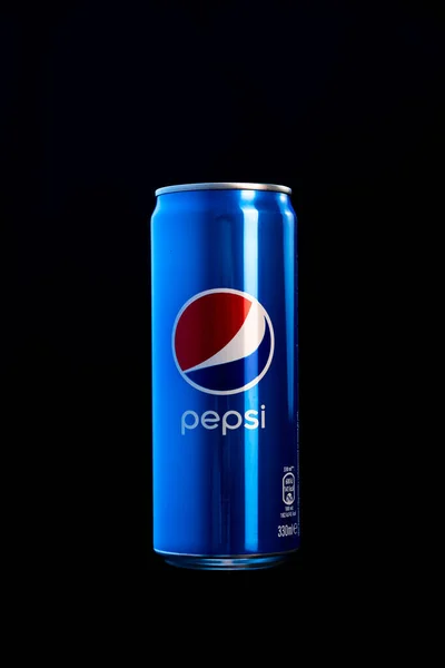 Szerkesztői Fénykép Klasszikus Pepsi Can Fekete Alapon Stúdió Forgatás Bukarestben — Stock Fotó