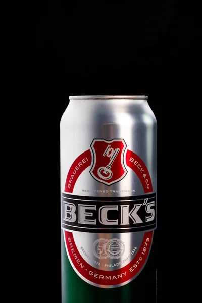 Lata Cerveza Beck Está Aislada Sobre Fondo Negro Bucarest Rumania — Foto de Stock