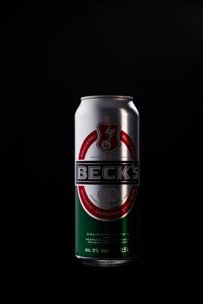 ベックのビールは黒の背景に隔離することができる ブカレスト ルーマニア 2020年 — ストック写真