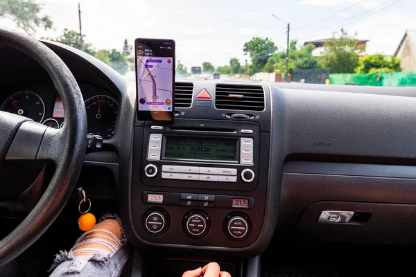 Вид Приборную Панель Автомобиля Смартфона Картах Waze Водитель Использующий Карты — стоковое фото