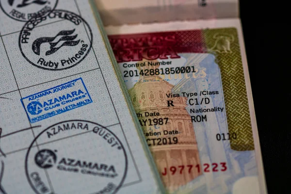 持有C1 D美国签证的海员卸货簿和护照详情 2021年 罗马尼亚布加勒斯特 — 图库照片