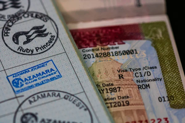 持有C1 D美国签证的海员卸货簿和护照详情 2022年 罗马尼亚布加勒斯特 — 图库照片