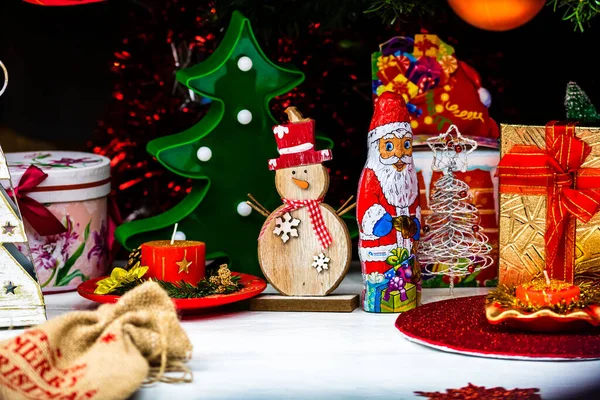 Noel ağacının altında Noel hediyeleri