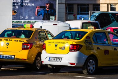 Şehrin şehir merkezinde trafik sıkışıklığında araçlar. Romanya 'nın başkenti Bükreş' te sabah akşam araba kirliliği ve trafik sıkışıklığı, 2021