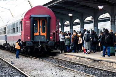 Bükreş, Romanya 'daki Bükreş (Gara de Nord Bükreş) tren istasyonunda ya da hareket halindeki tren platformunda 2022