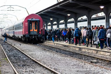 Bükreş, Romanya 'daki Bükreş (Gara de Nord Bükreş) tren istasyonunda ya da hareket halindeki tren platformunda 2022