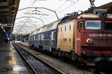 Bükreş, Romanya 'daki Bükreş (Gara de Nord Bükreş) tren istasyonunda ya da hareket halindeki tren platformunda 2022