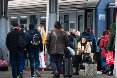 Bükreş 'teki Bükreş Kuzey Tren İstasyonu' nun (Gara de Nord Bükreş) tren peronunda tren bekleyen gezginler ve banliyö sakinleri, 2022