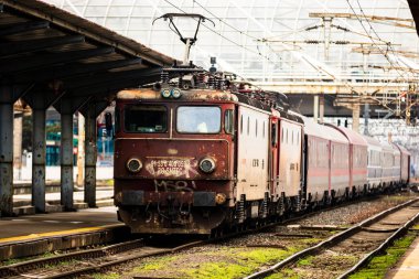 Bükreş, Romanya 'daki Bükreş (Gara de Nord Bükreş) tren istasyonunda ya da hareket halindeki tren platformunda 2022