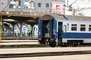 Bükreş, Romanya 'daki Bükreş (Gara de Nord Bükreş) tren istasyonunda ya da hareket halindeki tren platformunda 2022