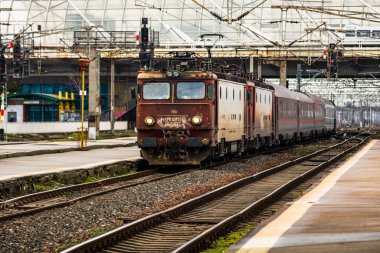 Bükreş, Romanya 'daki Bükreş (Gara de Nord Bükreş) tren istasyonunda ya da hareket halindeki tren platformunda 2022