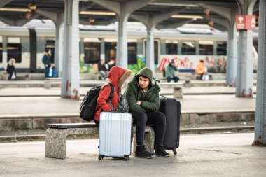 Bükreş 'teki Bükreş Kuzey Tren İstasyonu' nun (Gara de Nord Bükreş) tren peronunda tren bekleyen gezginler ve banliyö sakinleri, 2022