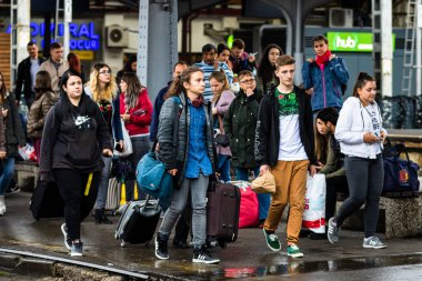 Bükreş 'teki Bükreş Kuzey Tren İstasyonu' nun (Gara de Nord Bükreş) tren peronunda tren bekleyen gezginler ve banliyö sakinleri, 2022