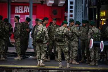 Romanya 'nın Bükreş tren istasyonunda 2022' de tren bekleyen Romen askeri.