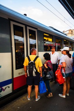 Bükreş 'teki Bükreş Kuzey Tren İstasyonu' nun (Gara de Nord Bükreş) tren peronunda tren bekleyen gezginler ve banliyö sakinleri, 2022