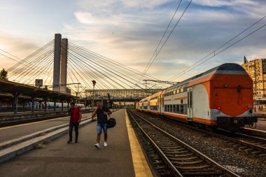 Bükreş, Romanya 'daki Bükreş (Gara de Nord Bükreş) tren istasyonunda ya da hareket halindeki tren platformunda 2022