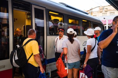 Bükreş 'teki Bükreş Kuzey Tren İstasyonu' nun (Gara de Nord Bükreş) tren peronunda tren bekleyen gezginler ve banliyö sakinleri, 2022