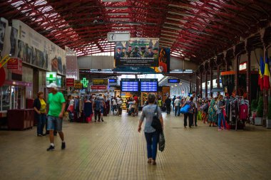 Bükreş 'teki Bükreş Kuzey Tren İstasyonu' nun (Gara de Nord Bükreş) tren peronunda tren bekleyen gezginler ve banliyö sakinleri, 2022