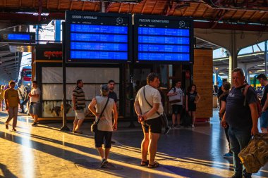 Bükreş 'teki Bükreş Kuzey Tren İstasyonu' nun (Gara de Nord Bükreş) tren peronunda tren bekleyen gezginler ve banliyö sakinleri, 2022