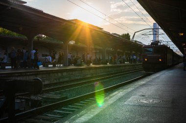 Bükreş, Romanya 'daki Bükreş (Gara de Nord Bükreş) tren istasyonunda ya da hareket halindeki tren platformunda 2022