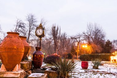 Bükreş Central Park 'ta kış manzarası. Cismigiu Bahçeleri Bükreş, Romanya, 2021