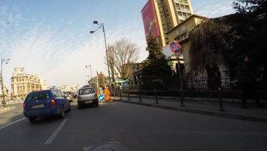 Bükreş, Romanya, 2021 'de trafik sıkışıklığı, kirlilik yok, sokaklar bomboş.