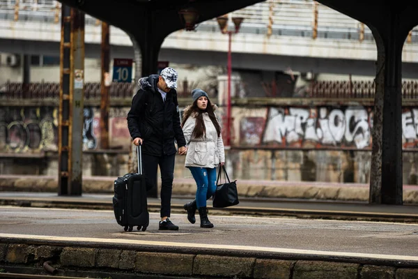 Bükreş 'teki Bükreş Kuzey Tren İstasyonu' nun (Gara de Nord Bükreş) tren peronunda tren bekleyen gezginler ve banliyö sakinleri, 2022