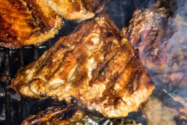 Kömür ızgarasında ızgara uskumru ve duman..