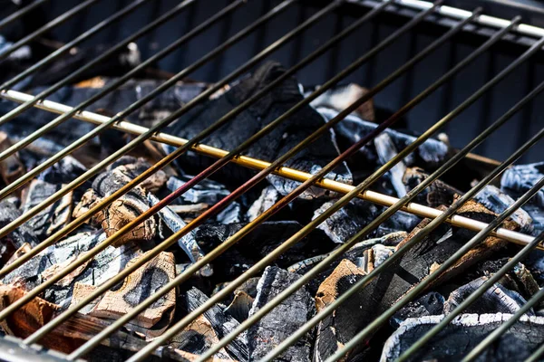 Barbecue Grill Pit Met Gloeiend Vlammend Warm Open Vuur Met — Stockfoto