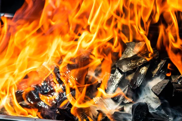 Barbacoa Parrilla Con Fuego Abierto Caliente Brillante Llameante Con Llama — Foto de Stock