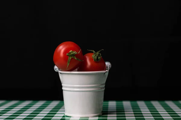 Selektiver Fokus Auf Die Komposition Mit Mini Dekoreimer Und Tomaten — Stockfoto
