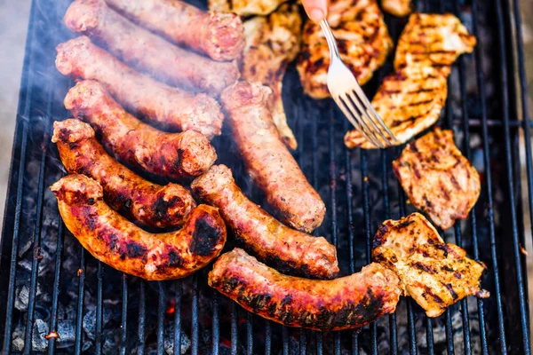 Griller Les Saucisses Les Côtelettes Porc Sur Barbecue Barbecue Dans — Photo