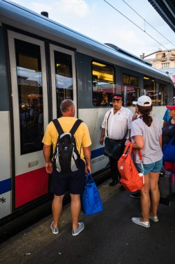 Bükreş 'teki Bükreş Kuzey Tren İstasyonu' nun (Gara de Nord Bükreş) tren peronunda tren bekleyen gezginler ve banliyö sakinleri, 2022